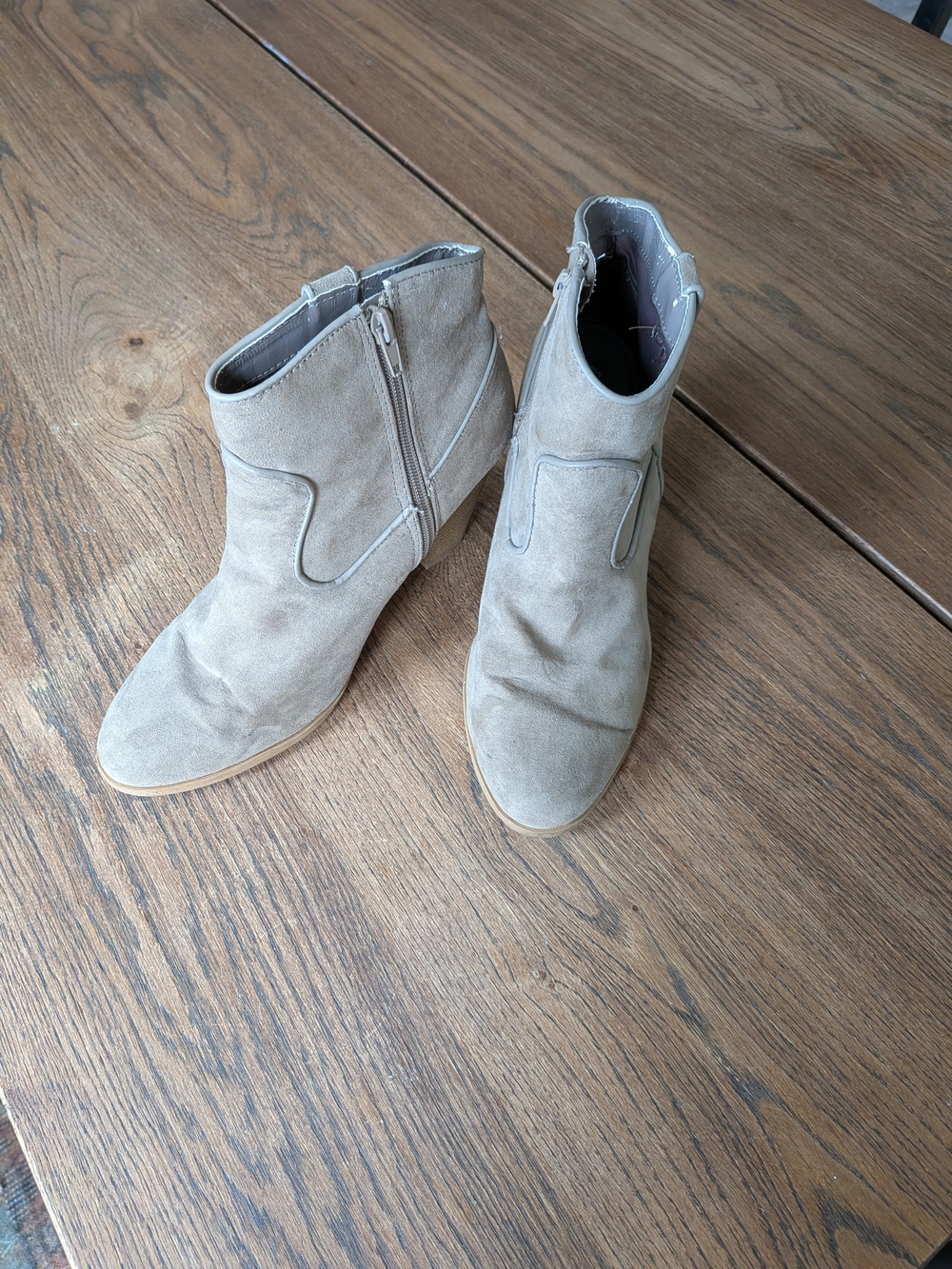 Qupid Women's Taupe Suede Ankle Boot Heeled Bootie Zip Closure Size 10